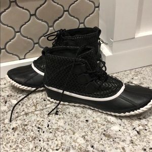 Sorel “Out N About” boot in black/sea salt!